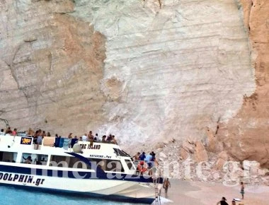 Ναυάγιο: Τα ΕΜΑΚ επιθεωρούν το σημείο της κατολίσθησης (φώτο)
